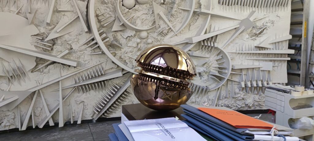 Arnaldo Pomodoro e  Milano